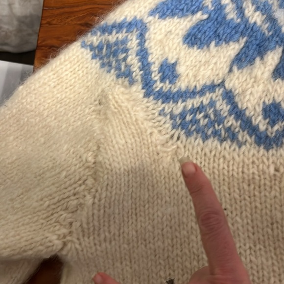 Not your average handmade grandma’s wool knit sweater cream and blue fits large - Picture 9 of 12